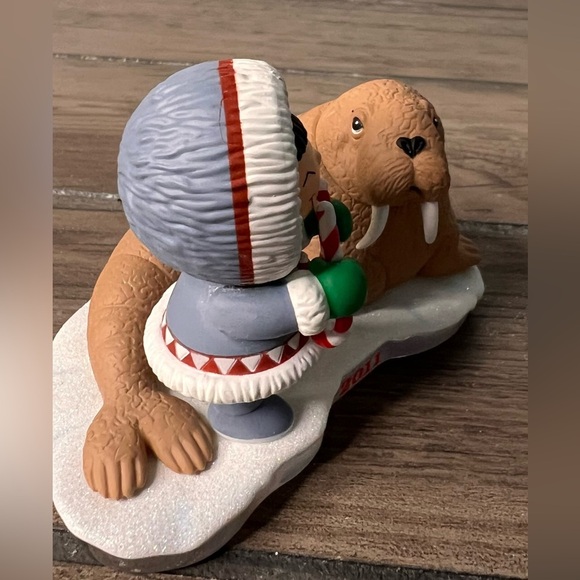 Hallmark NEW 2011 Christmas Ornament “Frosty Friends” is the 32nd in the series - Picture 8 of 10